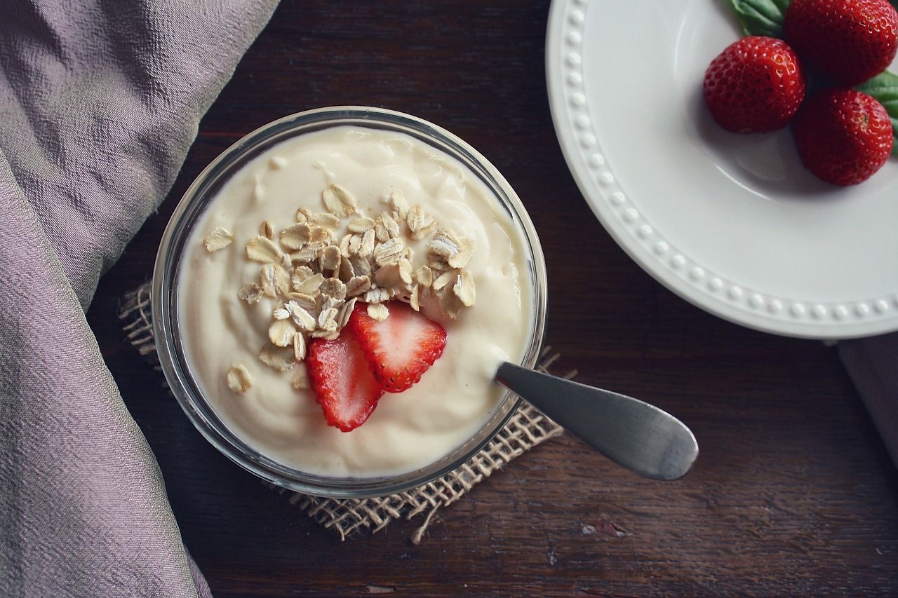 Jogurt grecki – czym się różni od jogurtu naturalnego? Właściwości zdrowotne