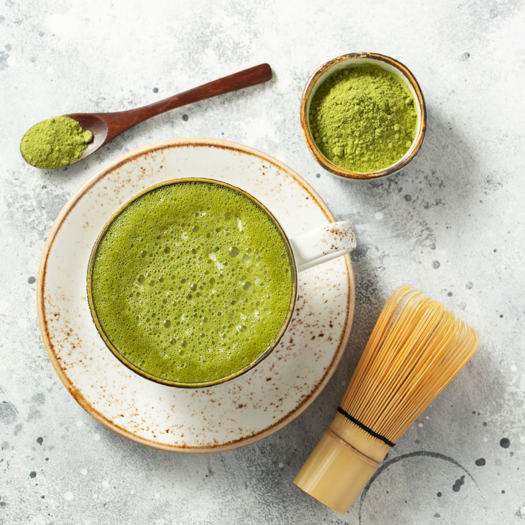 Matcha vs zielona herbata – porównanie właściwości, działania i smaku