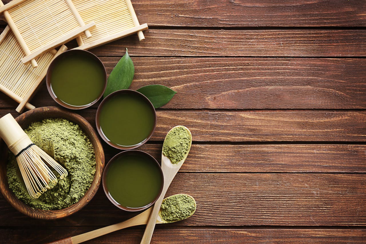 Matcha vs kawa – co pobudza lepiej i dlaczego warto zamienić espresso na matchę?