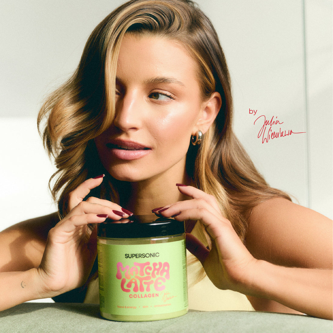 Poranna rutyna z matchą – przepis na glow w stylu Julii Wieniawy