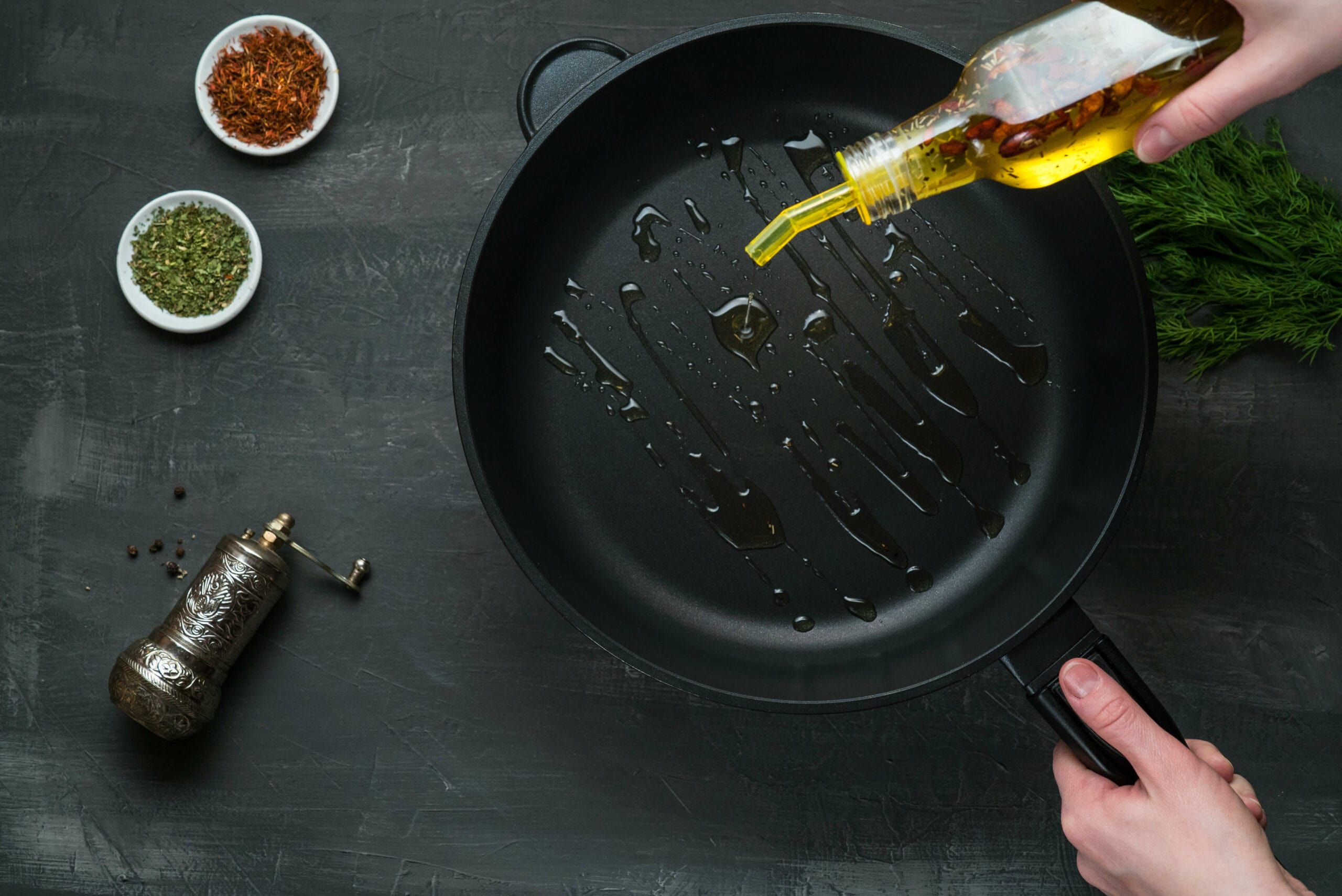 Можно жарить на оливковом масле холодного отжима. Полезные масла для готовки. Масла для жарки полезные. Оливковое масло на сковороде. Масло оливковое для жарки.